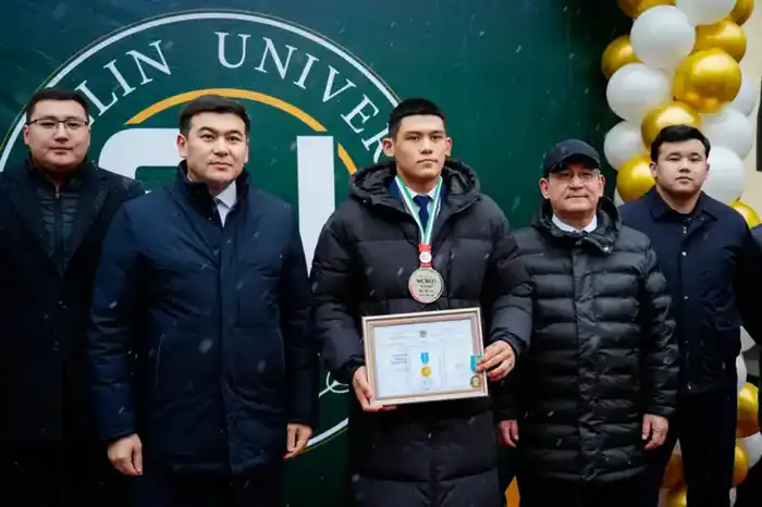 В Астане открылась спортивная воркаут-зона для молодежи (3)