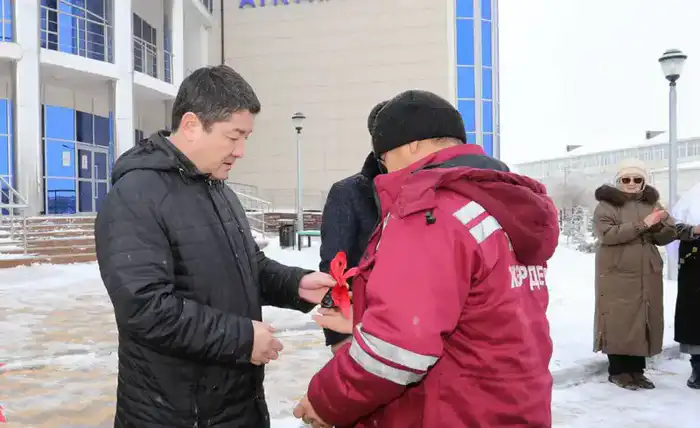 Жанаозен усиливает систему здравоохранения: переданы 5 новых машин скорой помощи {city2}