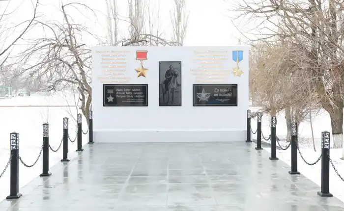 В Жамбылской области министр обороны открыл мемориальную доску в честь 115-летия Бауыржана Момышулы (7)