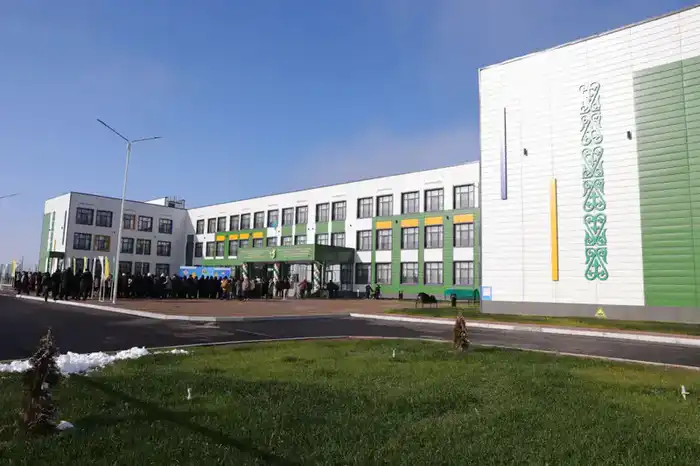 Открытие новой школы в Жамбылской области: шаг к улучшению образовательной инфраструктуры региона {city2}