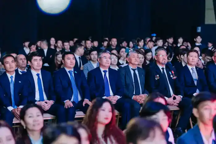 Аким области наградил лучших специалистов на итоговом вечере Года рабочих профессий в Атырау {city2}