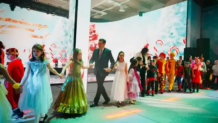 Аким области поздравил детей с особыми потребностями на новогодней ёлке в ВКО {city2}