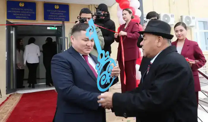 В селе Кендерли открыли новое здание акимата, вручили служебные автомобили (3)