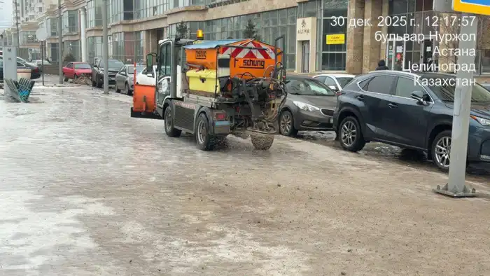 Астана: Резкое потепление приостанавливает работу ледяных горок и катков на набережной Есиль {city2}