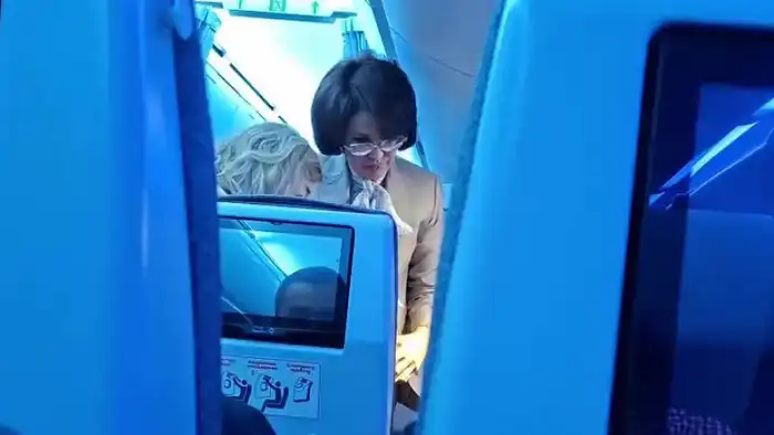 Министр здравоохранения Акмарал Альназарова прокомментировала видео помощи пассажиру на борту самолёта {city2}