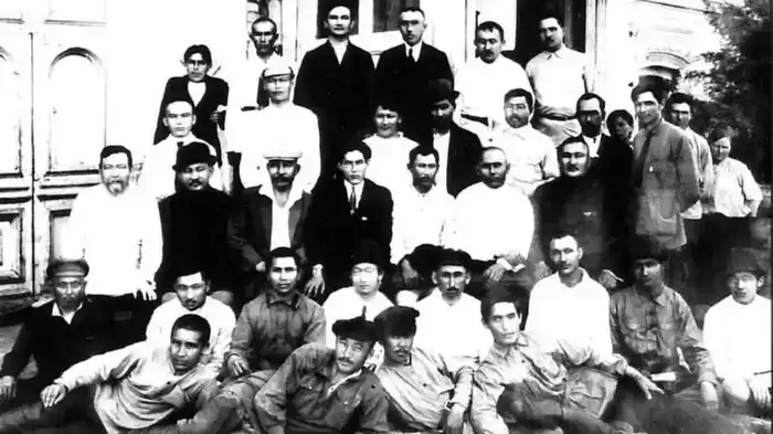 Члены правительства 'Алашорда' в 1918 году. Во втором снизу ряду: первый слева — Ахмет Байтурсынов, в белом головном уборе – Алихан Букейханов. Фото является общественным достоянием