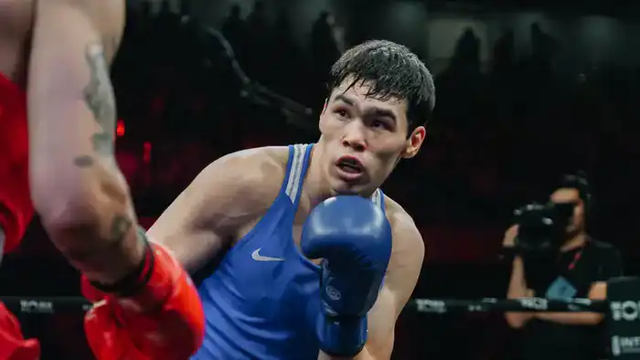 Казахстанский боксер Сабыржан Аккалыков вышел в финал Чемпионата мира по боксу IBA в весовой категории до 75 килограммов после снятия узбекистанца. {city2}
