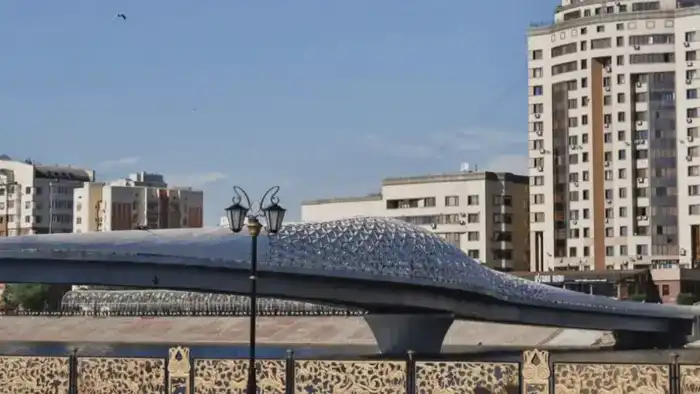 Состояние пешеходного моста 'Атырау' в Астане: жители обеспокоены {city2}