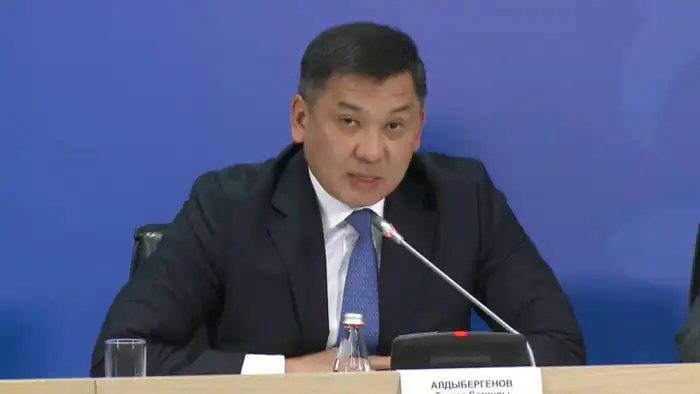 На брифинге правительства глава КТЖ Талгат Алдыбергенов удивил присутствующих своей реакцией на вопросы журналистов, что вызвало активное обсуждение в социальных сетях. Представители компании пояснили произошедшее, отметив, что ситуация была вызвана неожи {city2}