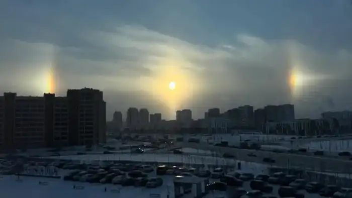 В морозный день жители Астаны стали свидетелями впечатляющего природного явления — солнечного гало. На небе появилось яркое сияющее кольцо, которое привлекло внимание горожан и стало темой обсуждения в социальных сетях. {city2}