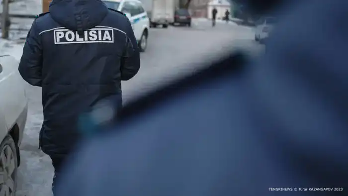 В Астане полиция проводит поквартирные обходы для проверки регистрации жильцов в преддверии новогодних праздников. {city2}