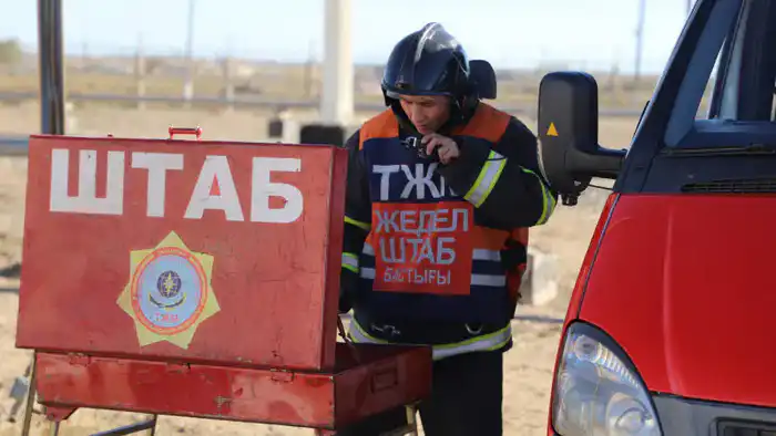 Пожар в гараже в Астане перекинулся на крышу гостиницы: спасатели борются с огнем на улице Бекетай {city2}