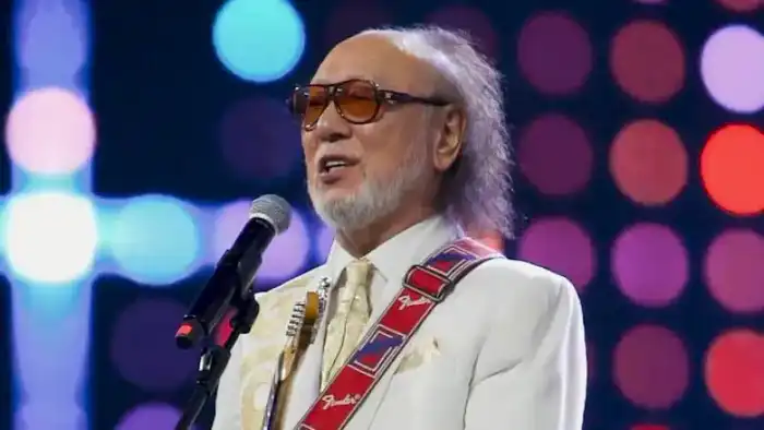 Солист ансамбля 'Дос-Мукасан' Мурат Кусаинов лишился звания, что вызвало бурное обсуждение в соцсетях. Минкульт объяснил причины этого решения, и пользователи удивлены, учитывая популярность музыканта и его вклад в музыкальную культуру. {city2}