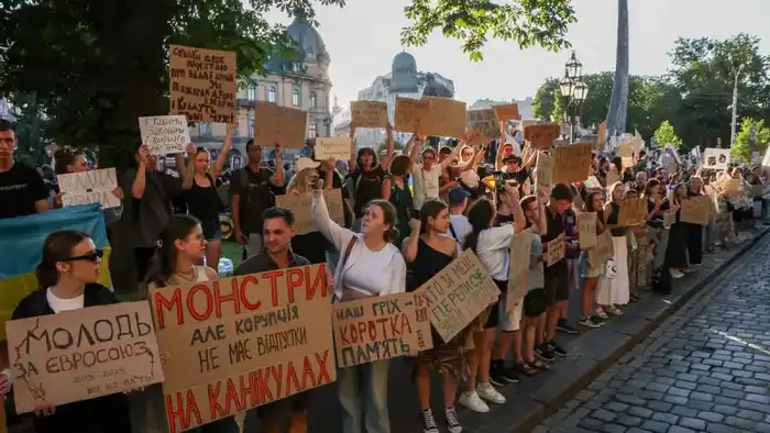 Киевский кризис: Ермак и Зеленский в центре скандала, угрожающего переговорам {city2}