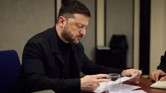 Зеленский назвал справедливой версией мирного плана США остановку войны на текущей линии фронта {city2}