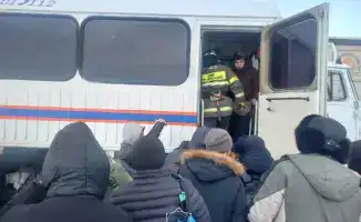 Спасатели МЧС Казахстана активно помогают людям, оказавшимся в снежных заносах, эвакуировав 242 человека за три дня.