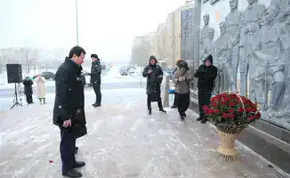 Возложение цветов к мемориалу «Азаттықтың ақ таңы» как символ единства и значимости независимости Казахстана