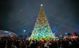 Зажжение 40 новогодних ёлок в Астане: создание зимней атмосферы и привлечение туристов