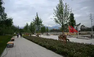 Seasonal Removal of Pontoon Bridges on Almaty's Sairan Lake Due to Water Level Decline