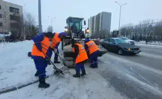 В Астане активно продолжается снегоуборка: более 1 300 единиц техники и 3 000 рабочих на улицах
