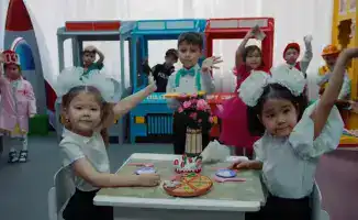 Флешмоб студентов колледжей в Астане подчеркивает важность рабочих профессий в современном обществе