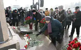 Церемония возложения цветов к монументу «Тәуелсіздік» как символ единства и памяти о героях Казахстана