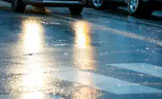 Министр внутренних дел Казахстана призывает граждан избегать поездок из-за гололеда на дорогах