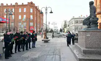Делегация области Абай возложила цветы к памятнику Шокану Уалиханову и мемориальной доске Кемеля Токаева в Омске