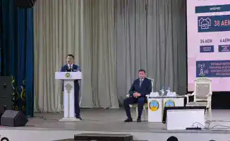 Аким Павлодарской области Асаин Байханов обсуждает развитие инфраструктуры и социальной сферы с местными жителями