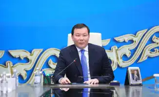 В Актобе писателям вручили грант «Қазына» на встрече с акимом области