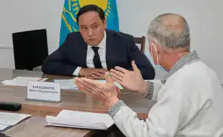 Аким Жамбылской области Ербол Карашукеев провёл приём граждан, обсуждая важные вопросы