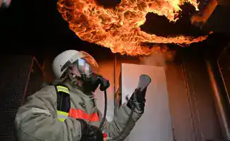 Морская подготовка: матросы на боевом корабле отрабатывают навыки выживания в условиях, приближенных к реальным авариям