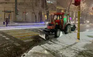 Алматы очищают от снега: коммунальные службы продолжают работу после снегопада