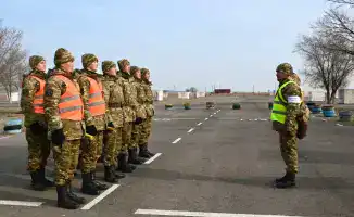 Научение на военном фронте: солдаты осваивают искусство механики и драйва