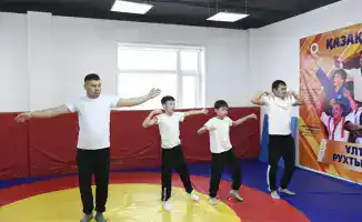 День Независимости: отцы и дети на спортивном мосту единства в Астане