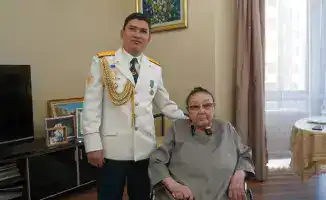 Симфония поздравлений: в Алматы военнослужащие с оркестром отметили 96-летие Бибигуль Тулегеновой