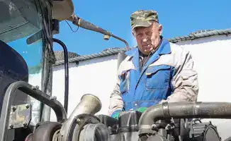 Трудовая преданность и профессионализм: история механизатора Олега Краскова за 45 лет в аграрной отрасли