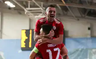 Алматинский 'Кайрат' усиливает состав новым вратарем перед решающими матчами Лиги чемпионов, подчеркивая важность командной сплоченности и стремление к победе.