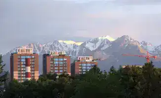 Коктобе телебашня и знаковые объекты Алматы подсветка оранжевым цветом