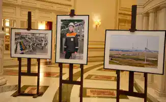 Министр энергетики Ерлан Аккенженов вручил госнаграды работникам энергетической отрасли на торжественном собрании