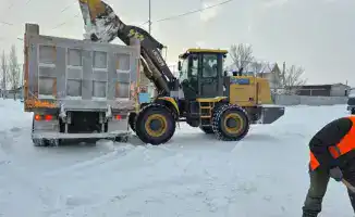 В Астане более трех тысяч дорожных рабочих продолжают снегоуборочные работы