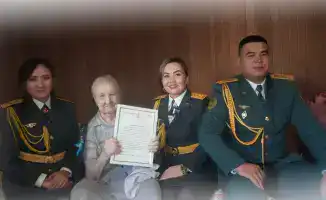 В Алматы военнослужащие поздравили 102-летнего ветерана Василия Фомича Шипилева с днем рождения