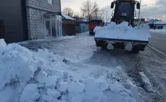 Свыше 1 400 единиц спецтехники задействованы в снегоуборочных работах и посыпке тротуаров техсолью в Астане