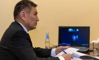 Аким ВКО обсуждает вопросы местного самоуправления с гражданами, включая проблемы жилья и инфраструктуры