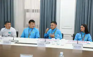 Поддержка спортсменов с ограниченными возможностями: Ербол Карашукеев вручил сертификаты на квартиры призёрам Сурдлимпийских игр