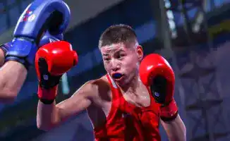 Казахстанский боксер Оразбек Асылкулов нокаутирует соперника на чемпионате мира в весовой категории до 57 кг