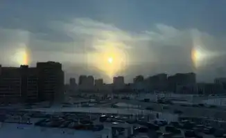 В морозный день жители Астаны стали свидетелями впечатляющего природного явления — солнечного гало. На небе появилось яркое сияющее кольцо, которое привлекло внимание горожан и стало темой обсуждения в социальных сетях.
