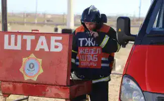 Пожар в гараже в Астане перекинулся на крышу гостиницы: спасатели борются с огнем на улице Бекетай