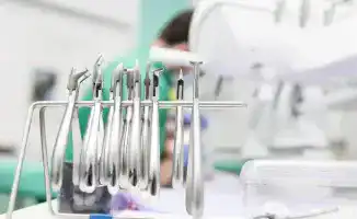 В Астане продолжается судебное разбирательство по делу о трагической смерти трёхлетней девочки, которая скончалась после лечения зубов под наркозом в частной стоматологии. Адвокат подсудимой запросил отложить её показания в суде.