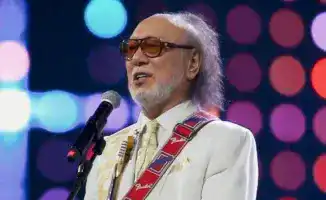 Солист ансамбля 'Дос-Мукасан' Мурат Кусаинов лишился звания, что вызвало бурное обсуждение в соцсетях. Минкульт объяснил причины этого решения, и пользователи удивлены, учитывая популярность музыканта и его вклад в музыкальную культуру.